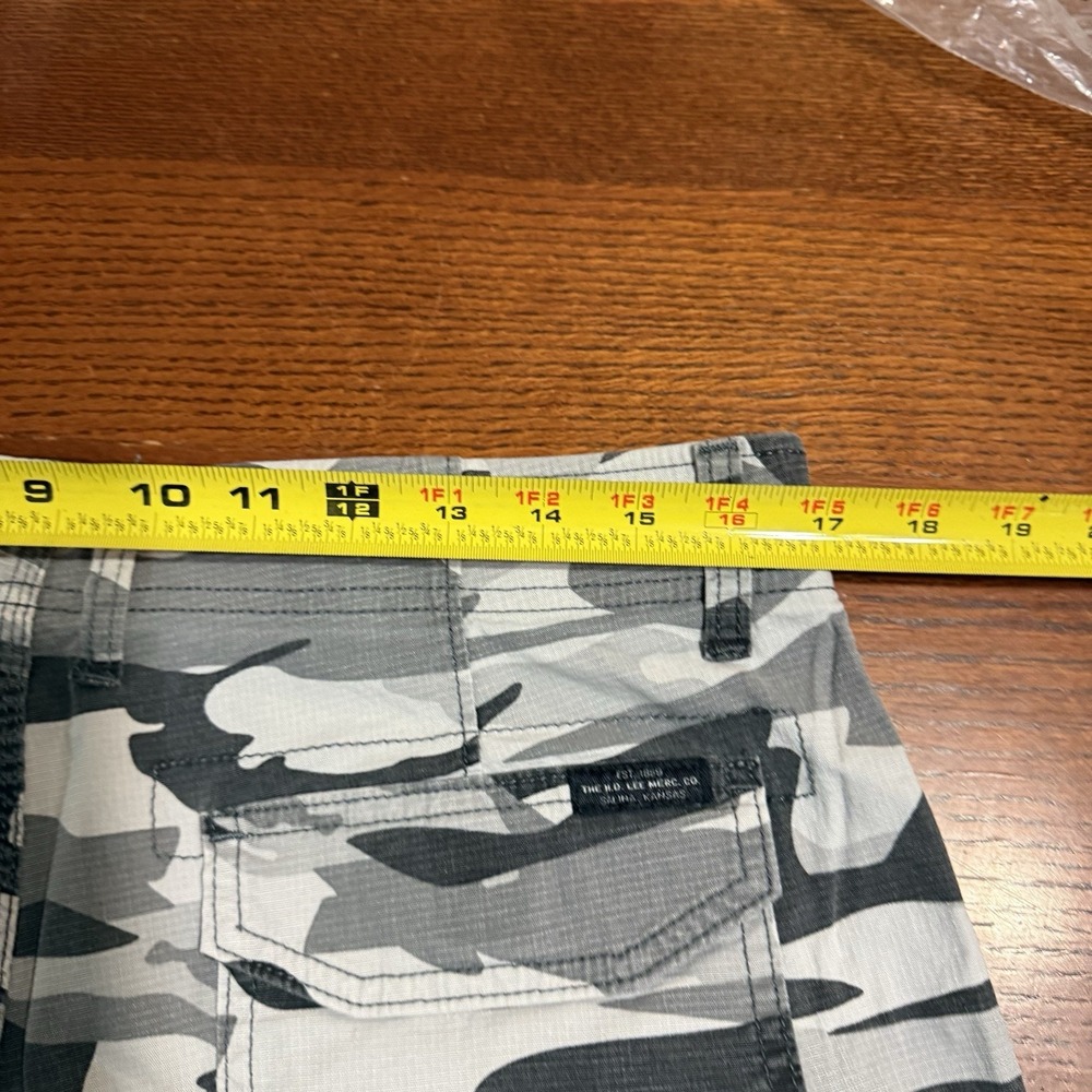 Lee Extreme Motion Cargo Shorts Mens 33 Gray Camo Stretch Performance HikingWork - Picture 15 of 16